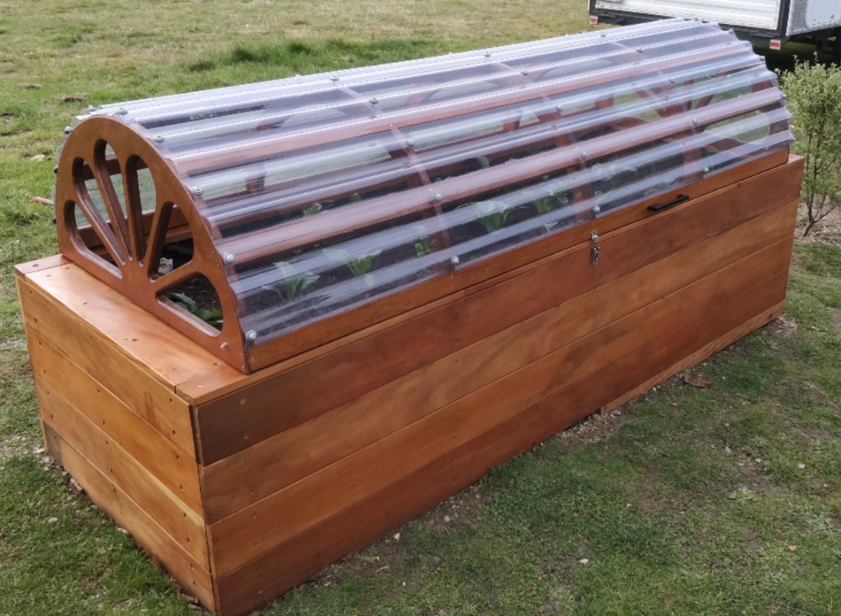 Front / Latch side of the planter box lid