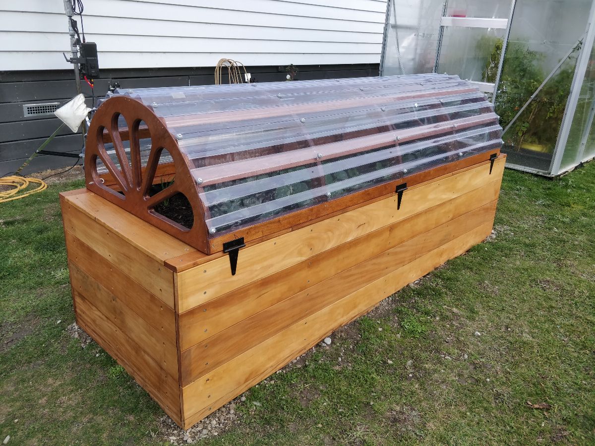 Planter box lid, hinge side